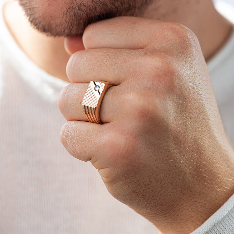 Чоловіча золота печатка з фіанітом к08223 від ювелірного магазину Онікс - 1