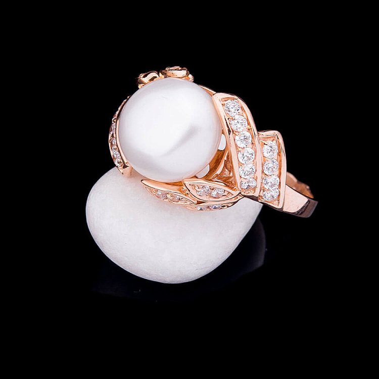 Золотое кольцо с культивированным пресноводным жемчугом и фианитами к03812 от ювелирного магазина Оникс