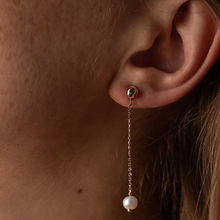 Сережки - пусети "Перлина на ланцюжку" у червоному золоті с08291 від ювелірного магазину Онікс - 1