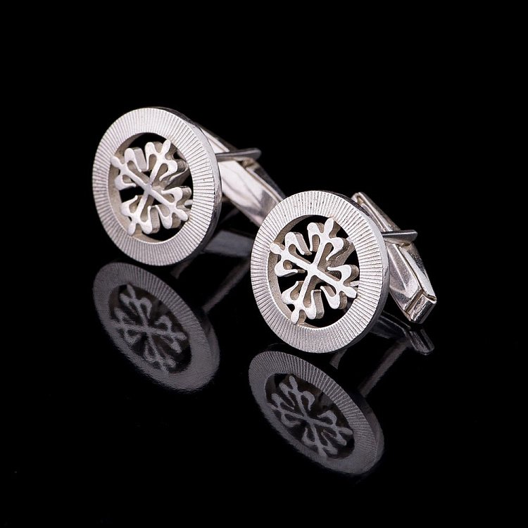 Серебряные запонки с узором 25010 от ювелирного магазина Оникс