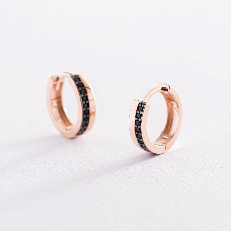 Золотые серьги - кольца с черными фианитами с07447 от ювелирного магазина Оникс