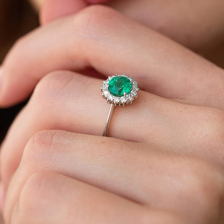 Золотое кольцо с изумрудом и бриллиантами 228861521 от ювелирного магазина Оникс - 1