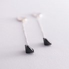 Серебряные серьги с черными камнями на цепочке 122926 от ювелирного магазина Оникс - 5