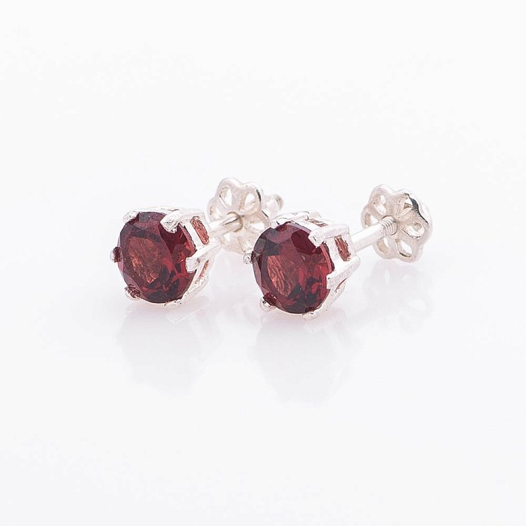 Серебряные серьги-гвоздики с пиропом(гранатом) 6 мм 121976 от ювелирного магазина Оникс