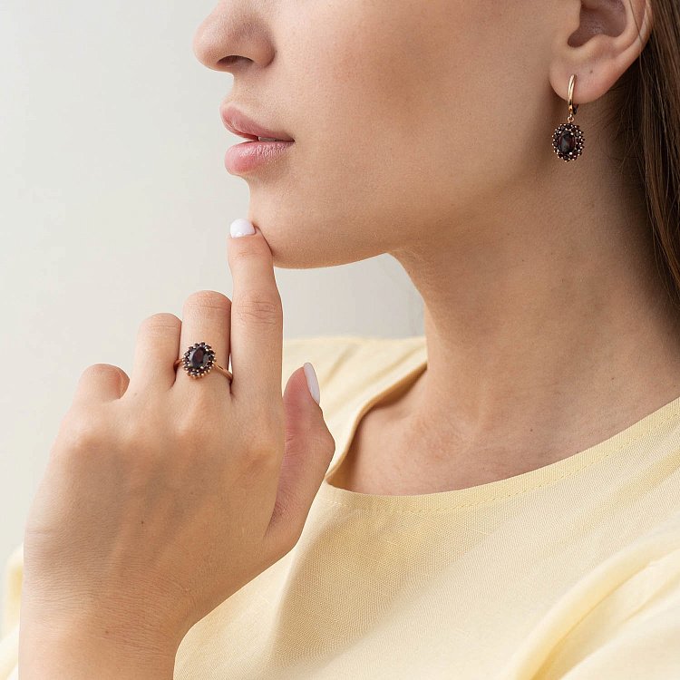 Золота каблучка з піропом (гранатом) к04624 від ювелірного магазину Онікс - 1