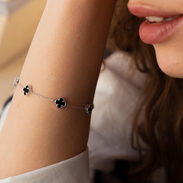 Браслет "Конюшина" з оніксом mini (біле золото) б05249 від ювелірного магазину Онікс - 4