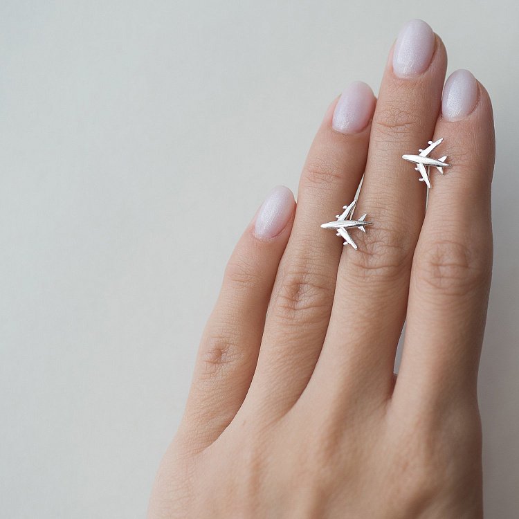 Серебряные серьги-пусеты "Самолетик" 122556 от ювелирного магазина Оникс