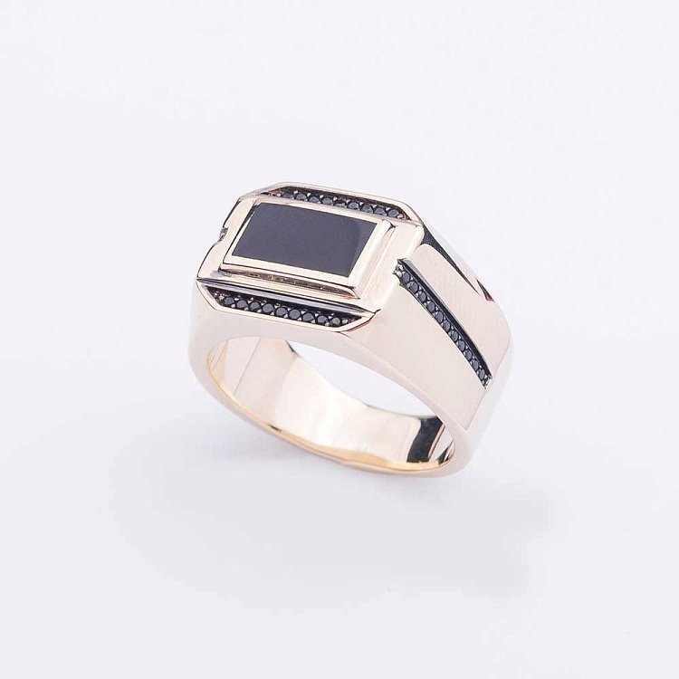 Золотая печатка с ониксом и фианитами к04748 от ювелирного магазина Оникс