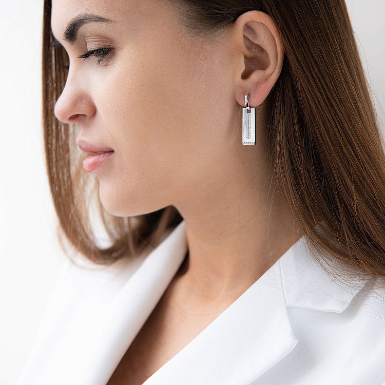 Серьги в белом золоте с фианитами с07166 от ювелирного магазина Оникс - 1