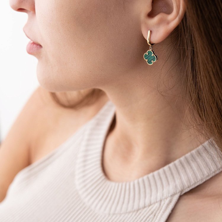 Золоті сережки "Конюшина" з малахітом с05485 від ювелірного магазину Онікс - 1