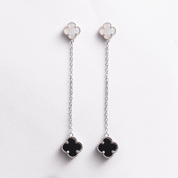 Серебряные серьги "Клевер на цепочке" (перламутр, оникс) 123539 от ювелирного магазина Оникс