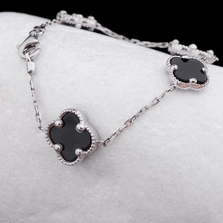 Браслет "Конюшина" з оніксом (родій) 14819 від ювелірного магазину Онікс - 1