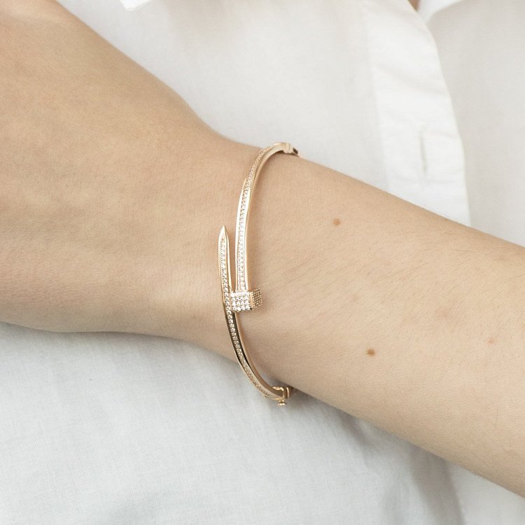 Жесткий золотой браслет (фианиты) б03763 от ювелирного магазина Оникс - 3