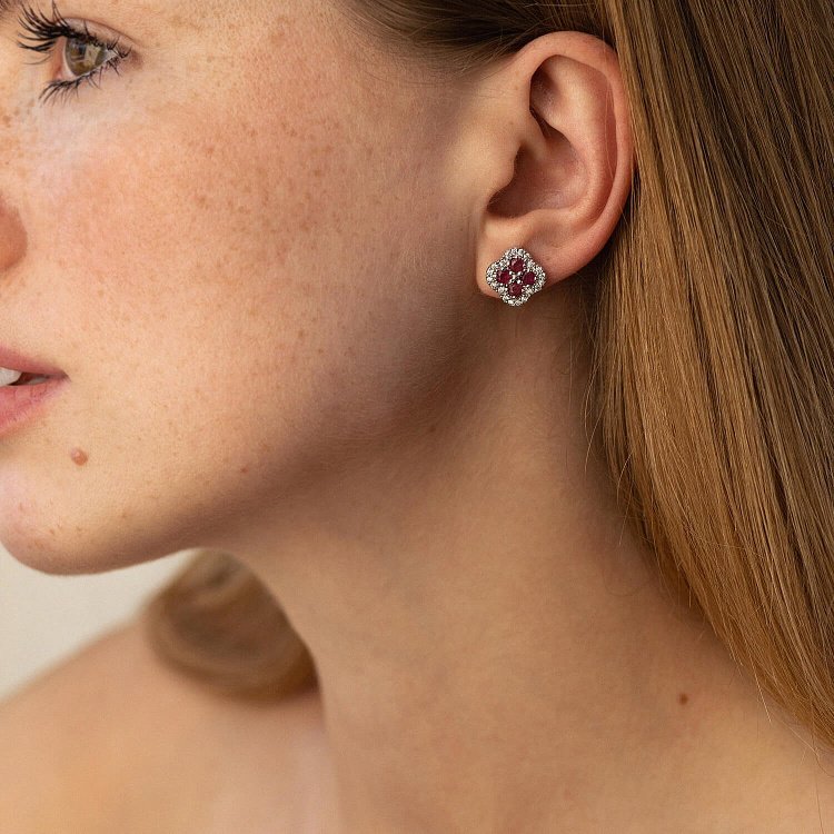 Серебряные серьги - пусеты "Клевер" (фианиты, рубины) GS-02-135-4410 от ювелирного магазина Оникс - 1