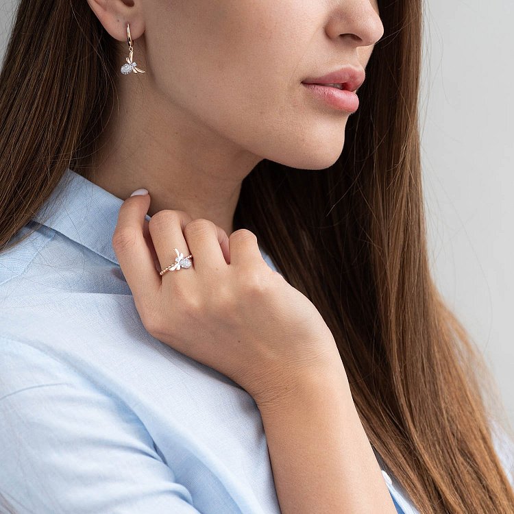 Золотое кольцо "Стрекоза" с фианитами к05195 от ювелирного магазина Оникс - 1