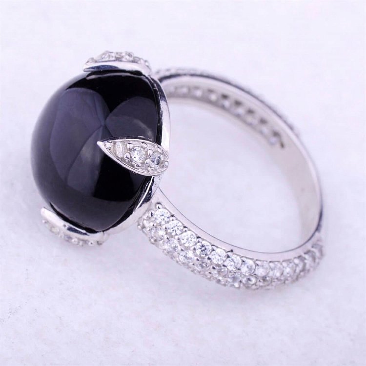 Жіноча каблучка з оніксом і фіанітами (родій) 111642 від ювелірного магазину Онікс