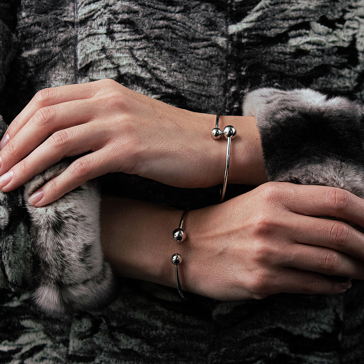 Жесткий браслет "Шарики" в белом золоте б05509 от ювелирного магазина Оникс - 6