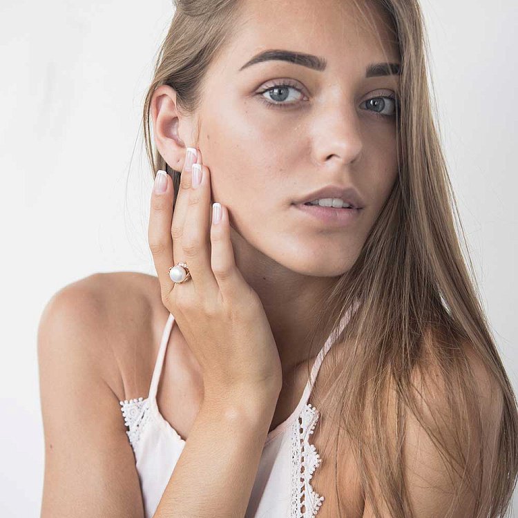 Золота каблучка з культивованими прісноводним перлами і фіанітами к03812 від ювелірного магазину Онікс - 3