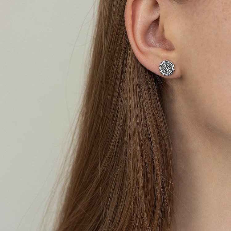 Сережки - пусети "Квіточки" в сріблі (чорніння) 122771 від ювелірного магазину Онікс - 1