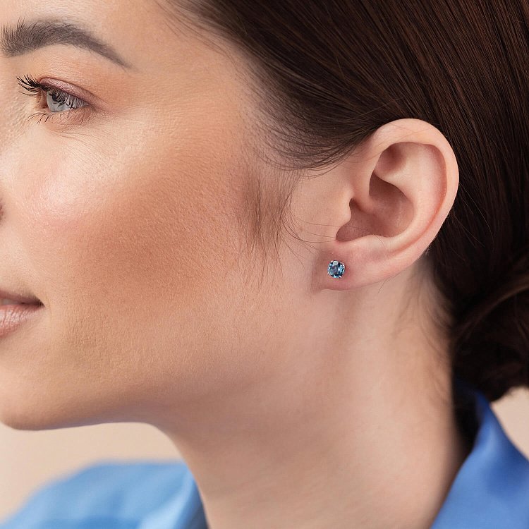 Золоті сережки - пусети з блакитними топазами с08410 від ювелірного магазину Онікс - 1