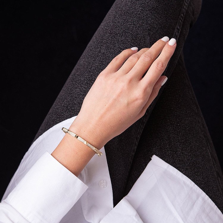 Жесткий браслет в желтом золоте (фианиты) б04750 от ювелирного магазина Оникс - 1