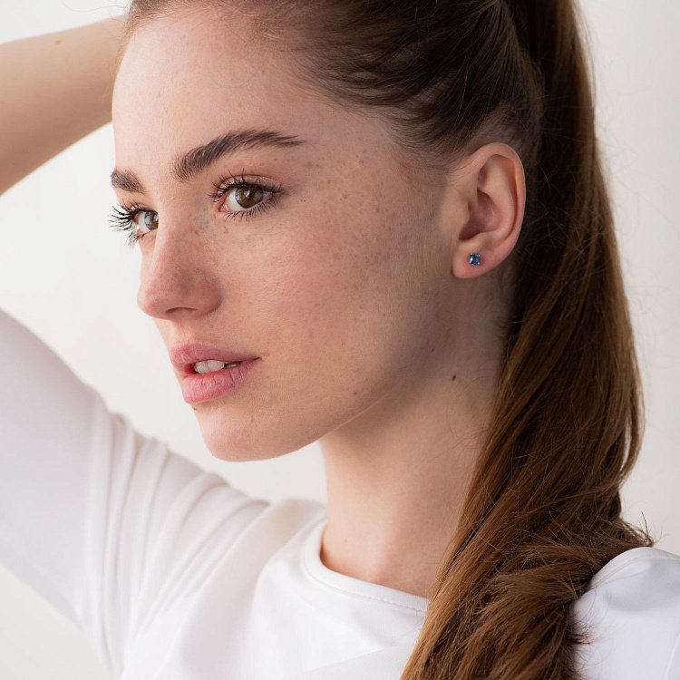 Сережки - пусети з сапфірами в білому золоті с06807 від ювелірного магазину Онікс - 5