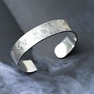 Жесткий браслет ручной работы из серебра с чернением 141535 от ювелирного магазина Оникс
