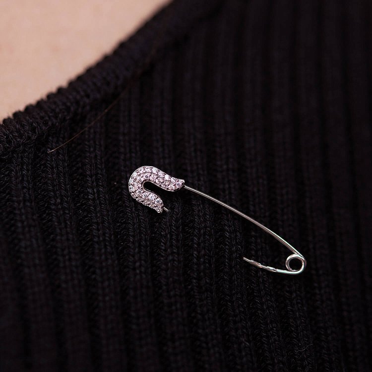 Золотая булавка с фианитами зак00253 от ювелирного магазина Оникс - 3