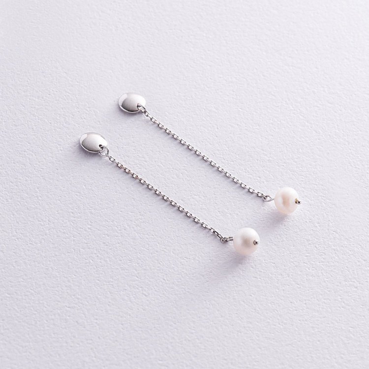 Серьги - пусеты "Жемчужина на цепочке" в белом золоте с08302 от ювелирного магазина Оникс