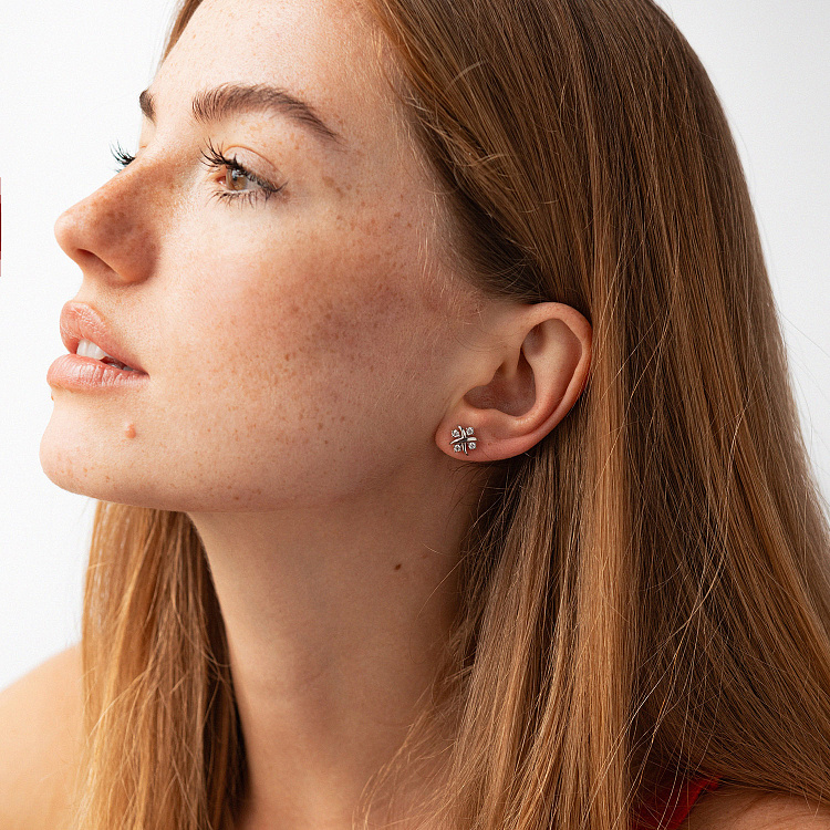 Серебряные серьги - пусеты "Zoe" с фианитами 1515 от ювелирного магазина Оникс - 4