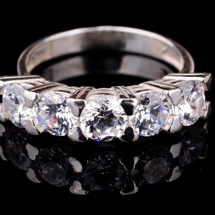 Срібний перстень з фіанітами 111384 від ювелірного магазину Онікс