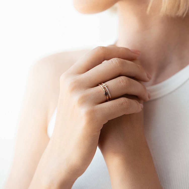 Золотое кольцо с фианитами к07068 от ювелирного магазина Оникс - 1