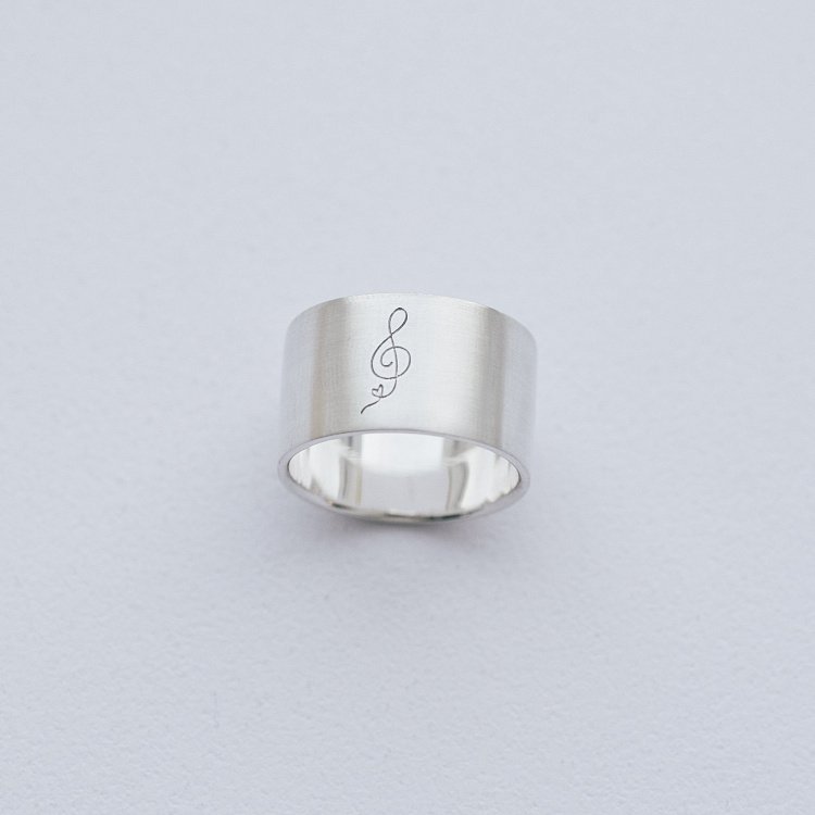 Серебряное кольцо с гравировкой "Скрипичный ключ" 112143с от ювелирного магазина Оникс - 1
