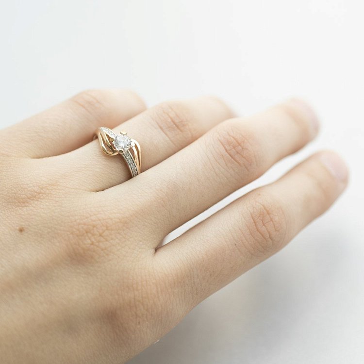 Золота заручальна каблучка з фіанітами к03834 від ювелірного магазину Онікс - 4