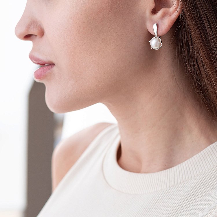 Срібні сережки з культ. прісн. перлами 121860 від ювелірного магазину Онікс - 1