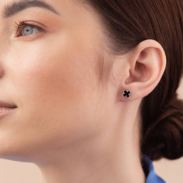 Сережки - пусети "Конюшина" з оніксом mini (біле золото) с08414 від ювелірного магазину Онікс - 1