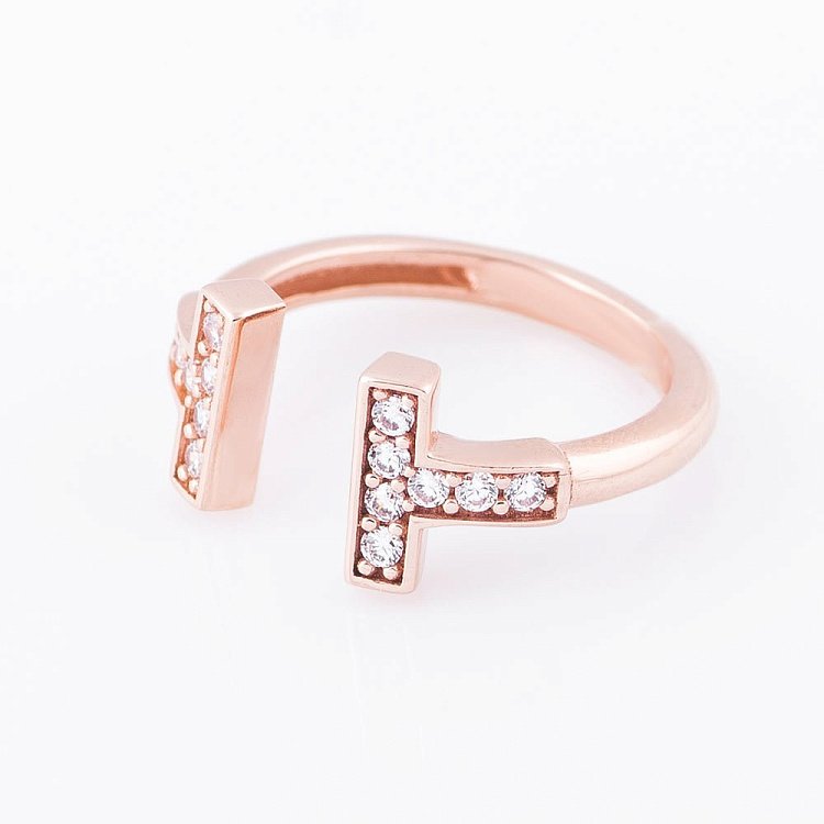 Золотое кольцо с фианитами "Т" к05113 от ювелирного магазина Оникс