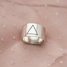Серебряное кольцо с гравировкой "Треугольник" 112143тр от ювелирного магазина Оникс