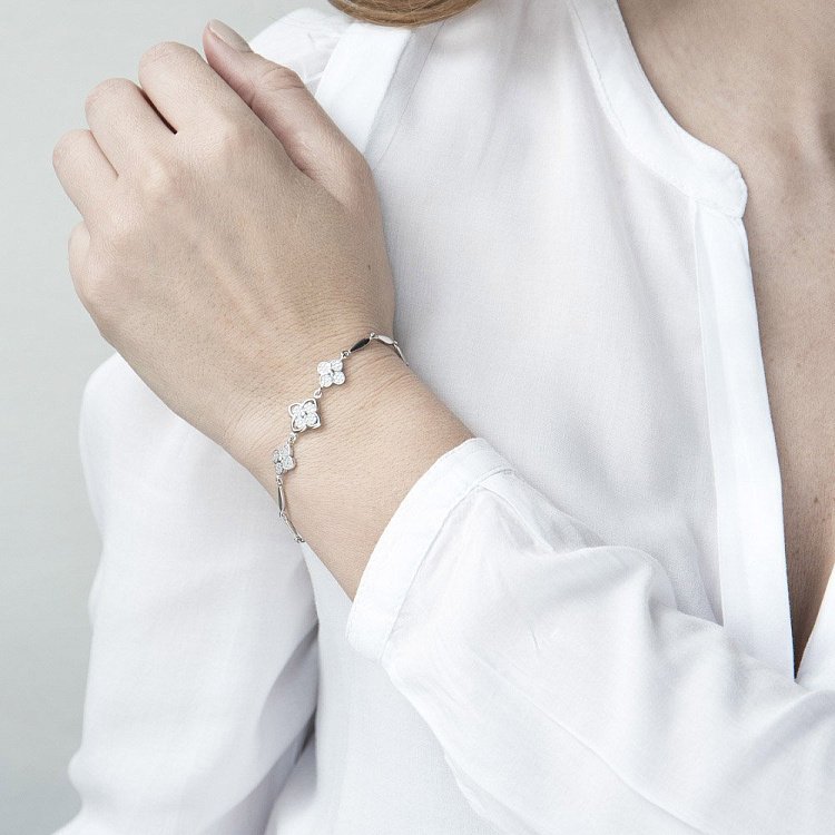 Серебряный браслет "Клевер" (фианиты) 14902 от ювелирного магазина Оникс