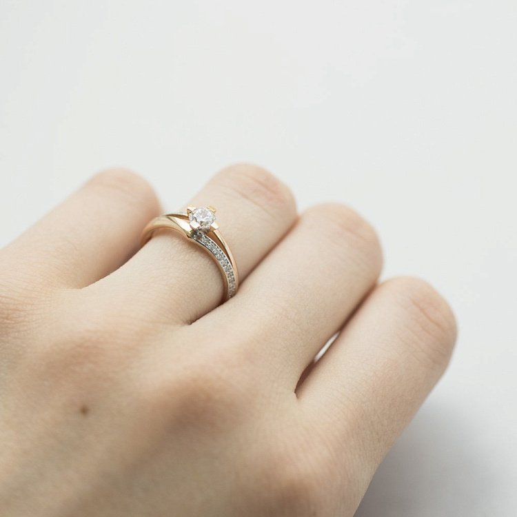 Золота заручальна каблучка (фіаніти) к03326 від ювелірного магазину Онікс - 1