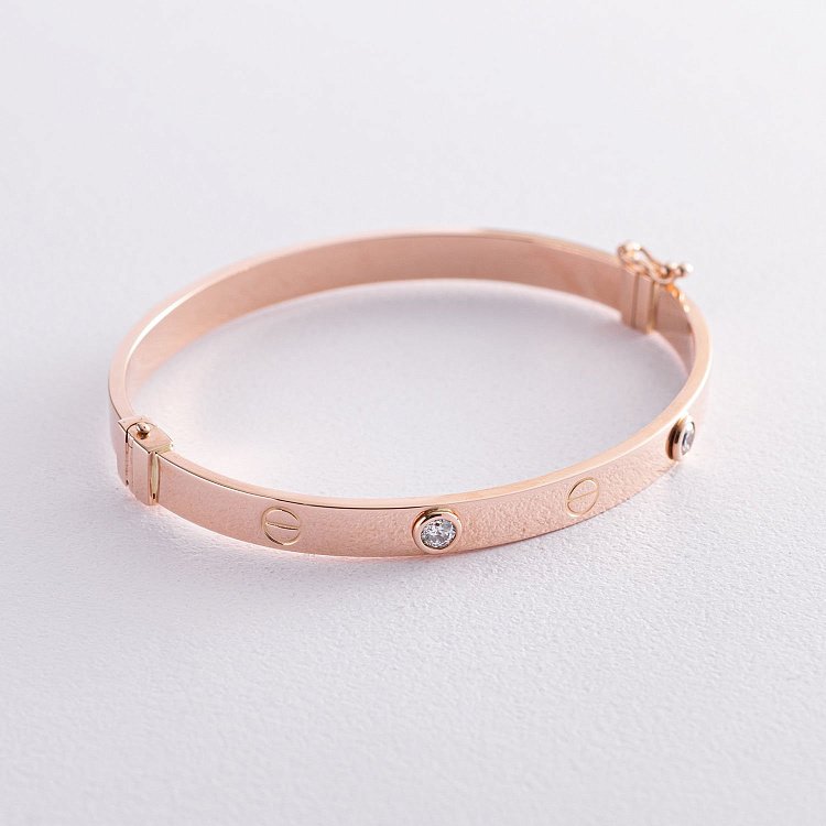 Жорсткий золотий браслет "Love" з фіанітами б04719 від ювелірного магазину Онікс