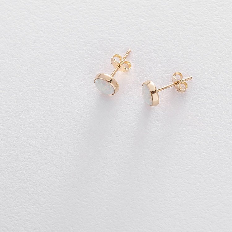 Золотые серьги-пусеты "Сияние" (синт. опал) 5 мм с06329 от ювелирного магазина Оникс - 2