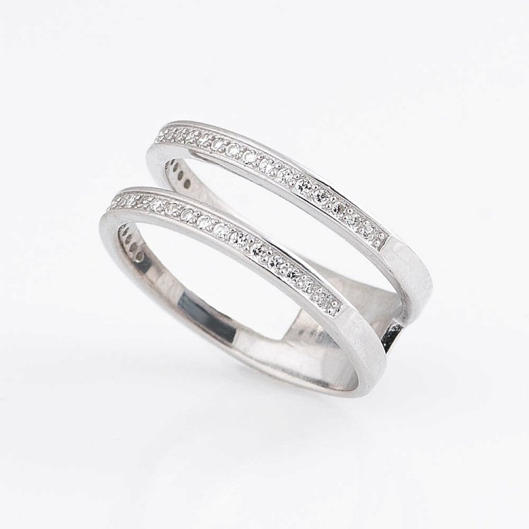 Серебряное кольцо с фианитами 111873 от ювелирного магазина Оникс - 1