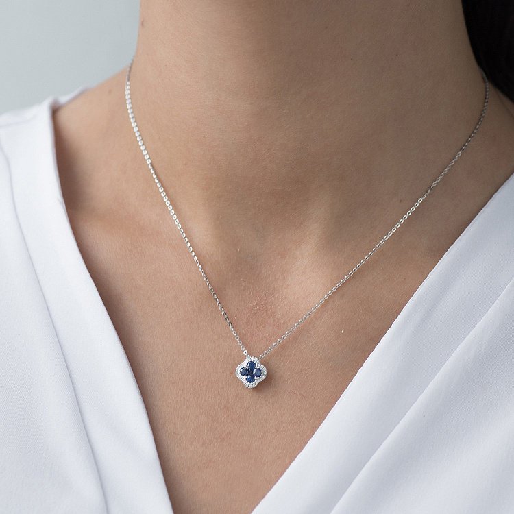 Золотая подвеска "Клевер" с бриллиантами и сапфирами пб0193ai от ювелирного магазина Оникс