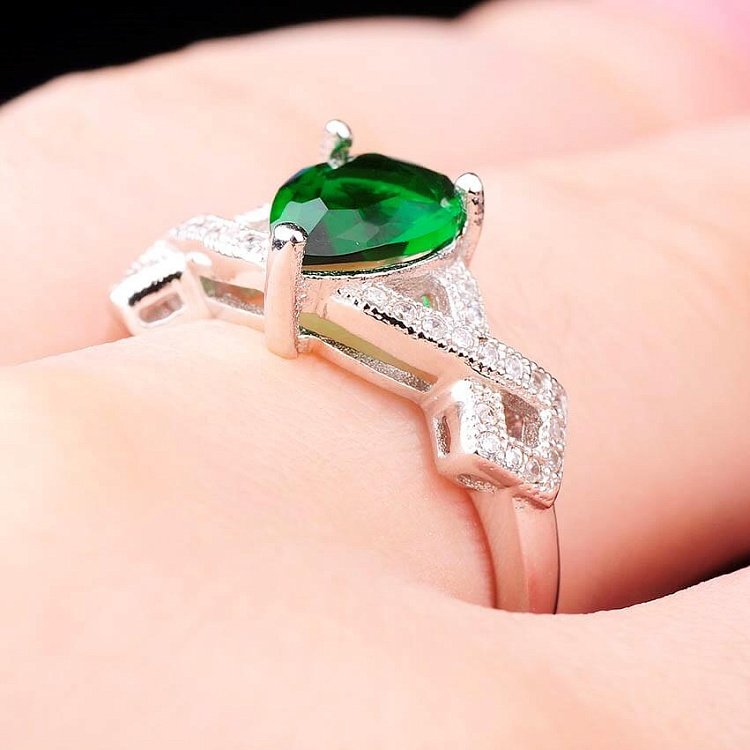 Серебряное кольцо с фианитами к12 от ювелирного магазина Оникс - 2