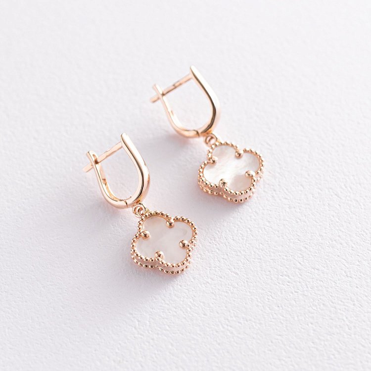 Сережки "Конюшина" в червоному золоті (перламутр) с07116 від ювелірного магазину Онікс