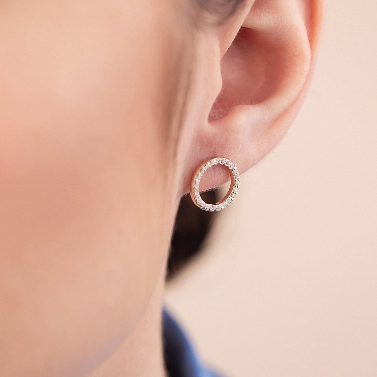 Серьги - пусеты "Круговорот" с фианитами 1.2 см (желтое золото) с08399 от ювелирного магазина Оникс - 1