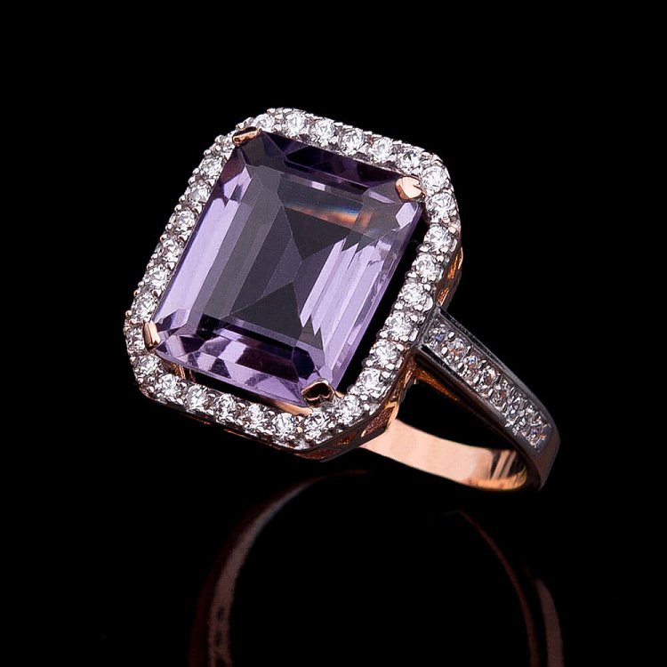 Золотое кольцо с аметистом и фианитами к03059 от ювелирного магазина Оникс