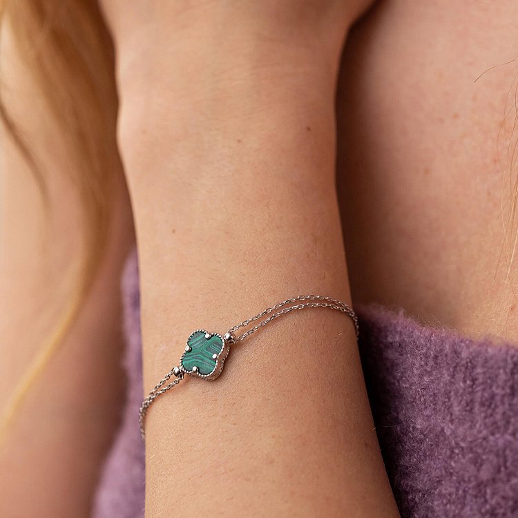 Серебряный браслет "Клевер" с малахитом 141596 от ювелирного магазина Оникс - 1