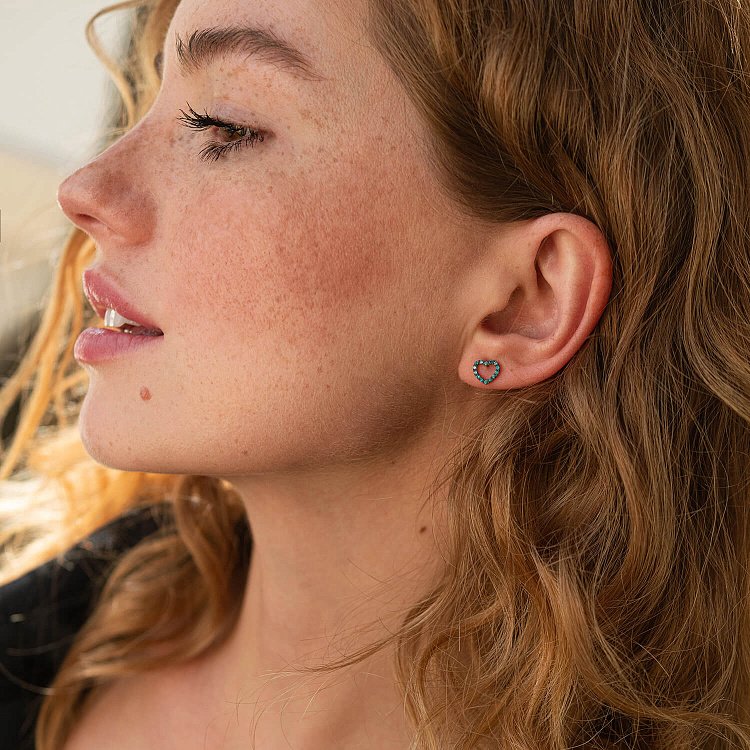 Золоті сережки - пусети "Сердечки" з блакитними та жовтими діамантами 327111121 від ювелірного магазину Онікс - 3